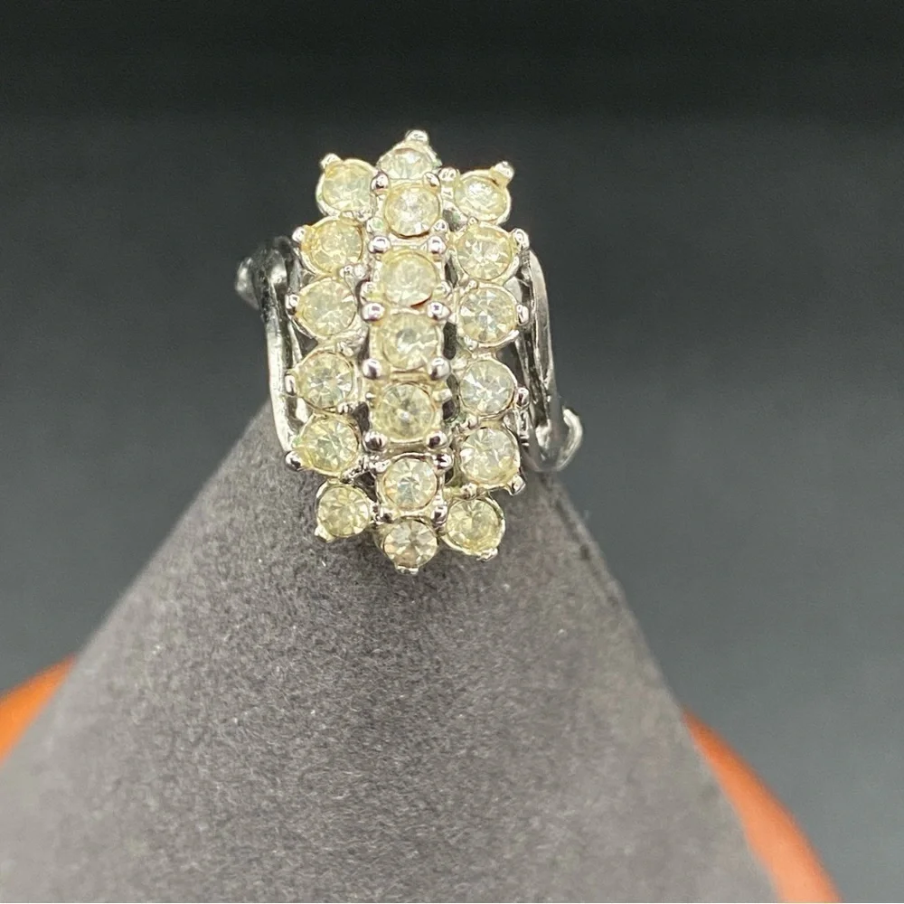 Vintage 18kt Rhodium Plated Tiered Cluster Ring with Clear Rhinestones